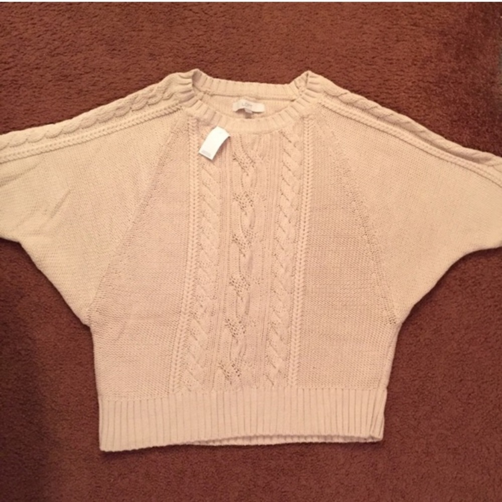 Short sleeved cable knit sweater
